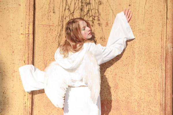 Dívka Bílém Oděvu Křídly Anděla — Stock fotografie