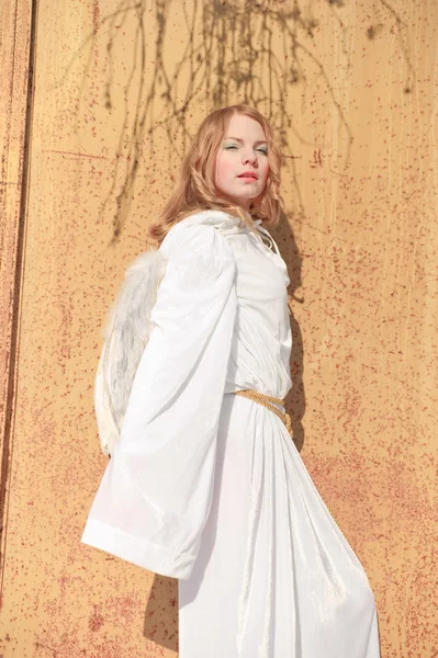 Dívka Bílém Oděvu Křídly Anděla — Stock fotografie