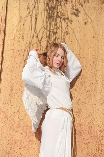 Дівчина Білому Вбранні Крилами Ангела — стокове фото