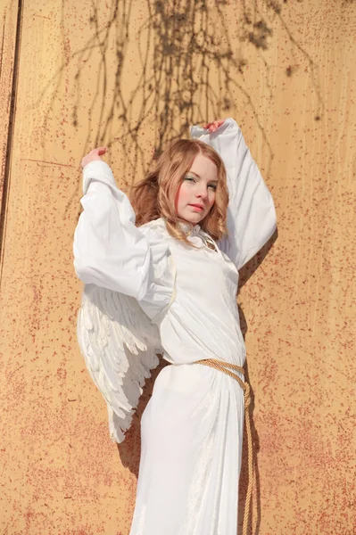 Κορίτσι Μια Λευκή Ενδυμασία Φτερά Αγγέλου — Φωτογραφία Αρχείου