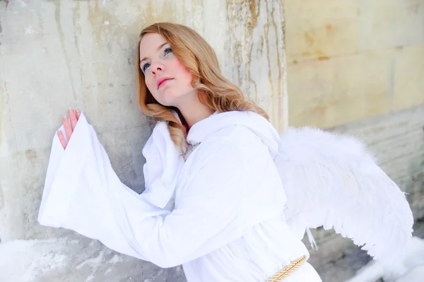 Дівчина Білому Вбранні Крилами Ангела — стокове фото