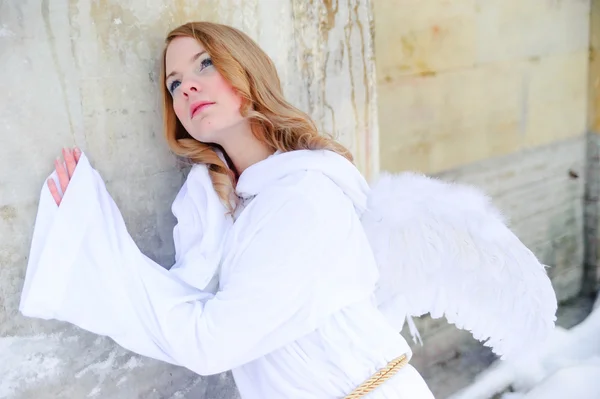 天使の翼を持つ白い服装の女の子 — ストック写真