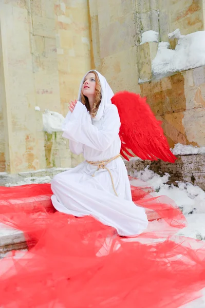 Bela Jovem Anjo Com Asas Vermelhas — Fotografia de Stock