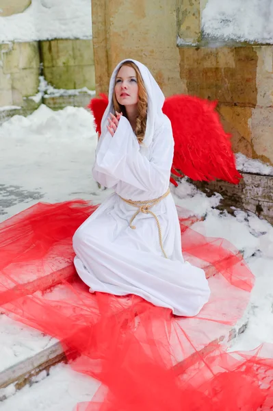 Piękny Młody Anioł Czerwone Skrzydła — Zdjęcie stockowe