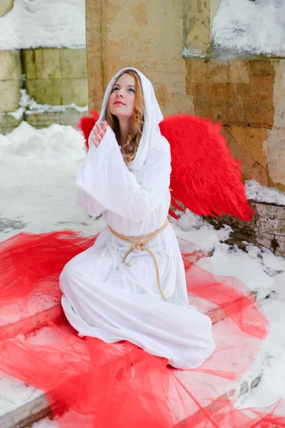 美しい若い天使は赤い翼を持つ — ストック写真