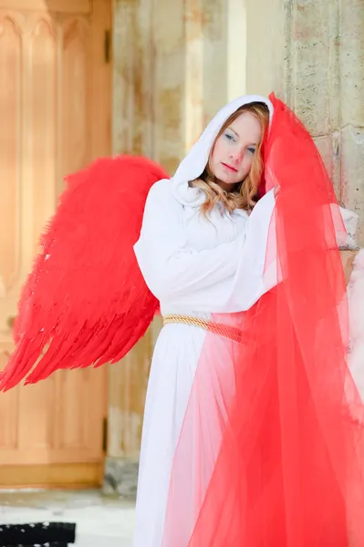 红色翅膀的美丽年轻天使 — 图库照片