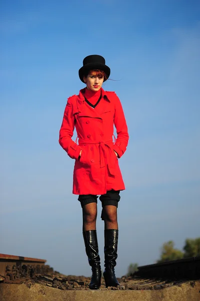 Молода Руда Жінка Збирається Залізничних Коліях Яскраво Червоній Куртці — стокове фото