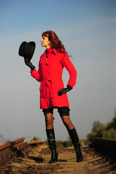 Demiryolu üzerinde devam genç Kızıl saçlı kadın — Stok fotoğraf