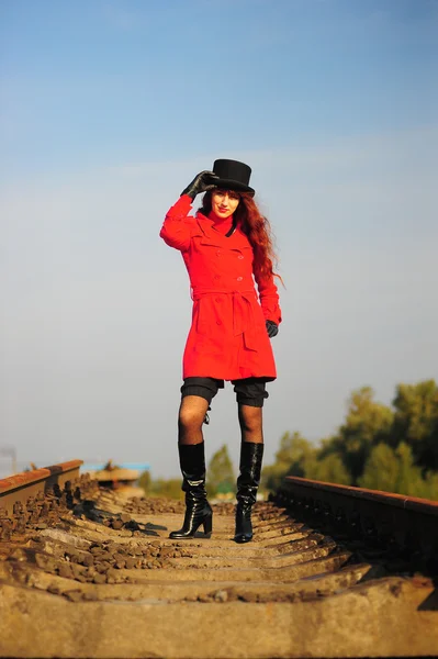 La joven pelirroja que va por las vías del ferrocarril — Foto de Stock