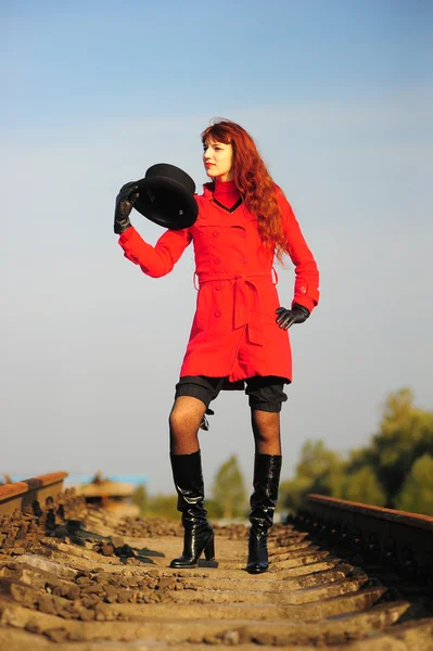 Mladá Zrzavý Žena Železniční Tratě Zářivě Červené Sako — Stock fotografie