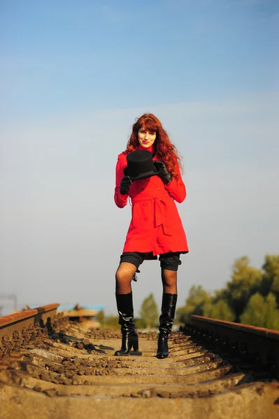 Den Unga Rödhårig Kvinna Kommer Järnvägsspåren Ljust Röd Jacka — Stockfoto