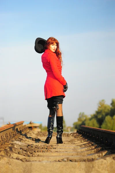 走在铁轨上的红发少妇 — 图库照片