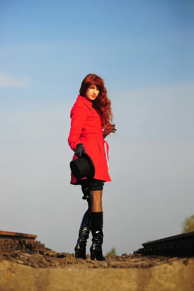 Demiryolu Parça Parlak Kırmızı Ceketli Gidiş Kızıl Saçlı Kadın — Stok fotoğraf