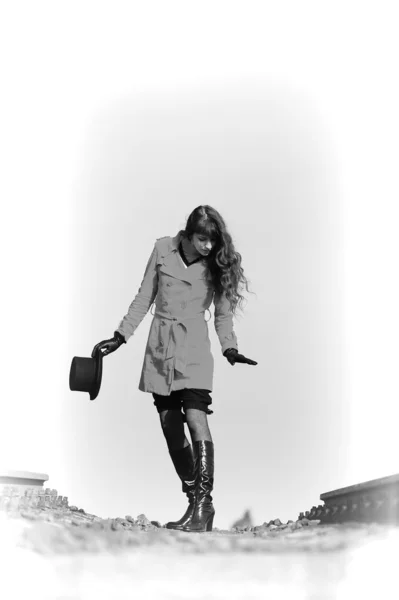 Молода Руда Жінка Збирається Залізничних Коліях Яскраво Червоній Куртці — стокове фото