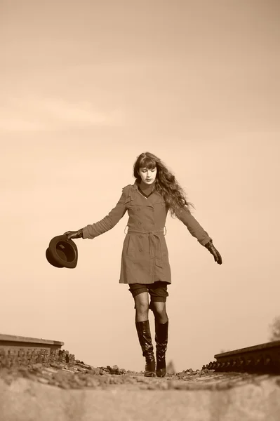 Demiryolu üzerinde devam genç Kızıl saçlı kadın — Stok fotoğraf