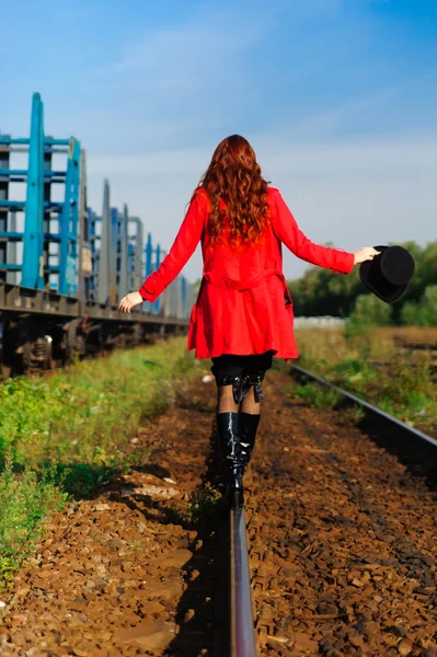 Die Junge Rothaarige Frau Die Knallroter Jacke Auf Die Bahngleise — Stockfoto