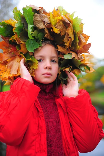 Holčička Věncem Podzimní Listy Hlavu — Stock fotografie