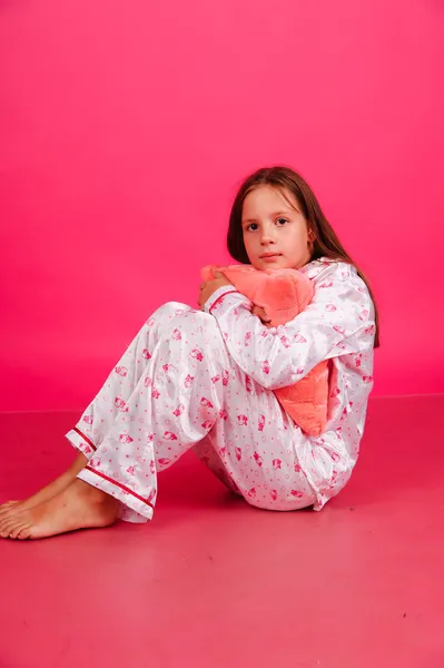 Het Meisje Een Pyjama Met Een Kussen — Stockfoto