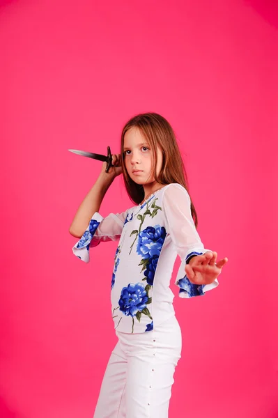 Дівчина Ножем Руці Рожевому Фоні Студії — стокове фото