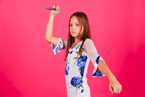 La chica con un cuchillo — Foto de Stock