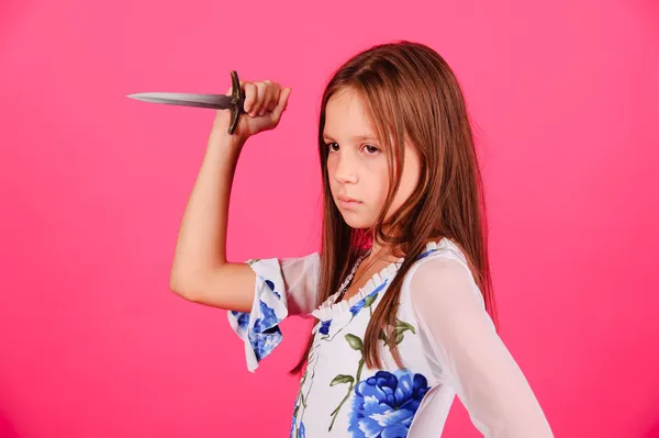 Chica Con Cuchillo Una Mano Sobre Fondo Rosa Estudio — Foto de Stock
