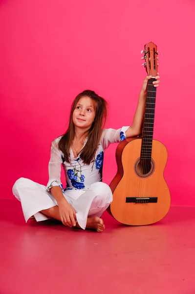 Маленька Дівчинка Гітарою — стокове фото