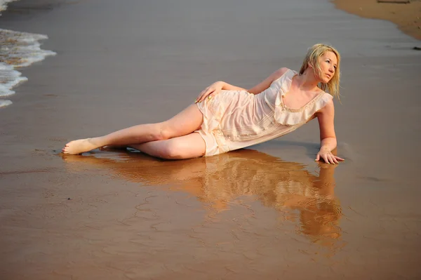 Dívka Šatech Ležící Písku — Stock fotografie