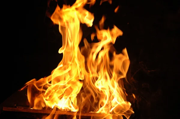 Płomienie Ognia Ciemnym Tle — Zdjęcie stockowe