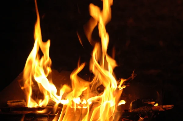 Eld Flammar Upp Mörk Bakgrund — Stockfoto