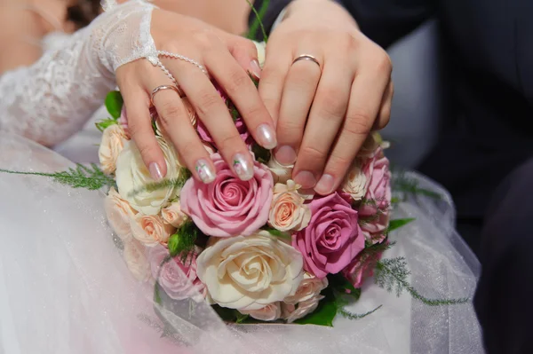 Ręce nowożeńcy — Zdjęcie stockowe