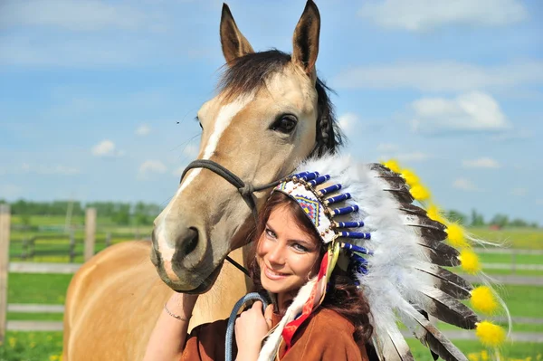 一套西装的美洲印第安人近一匹马中的女孩 — 图库照片