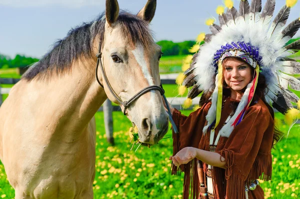 A menina em um terno do índio americano — Fotografia de Stock