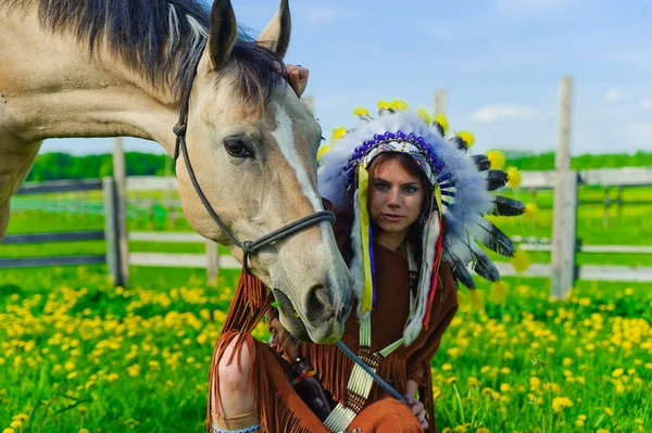 Flickan i en kostym av indianen — Stockfoto