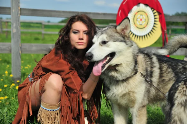 American Indian Kobieta Blisko Husky — Zdjęcie stockowe