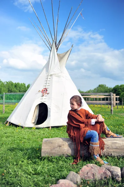 一套西装的美洲印第安人中的女孩 — 图库照片