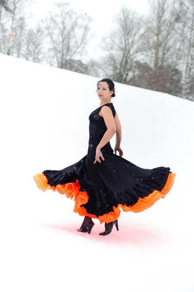 有吸引力的女人舞蹈弗拉门戈 反对一个白雪覆盖的风景 — 图库照片