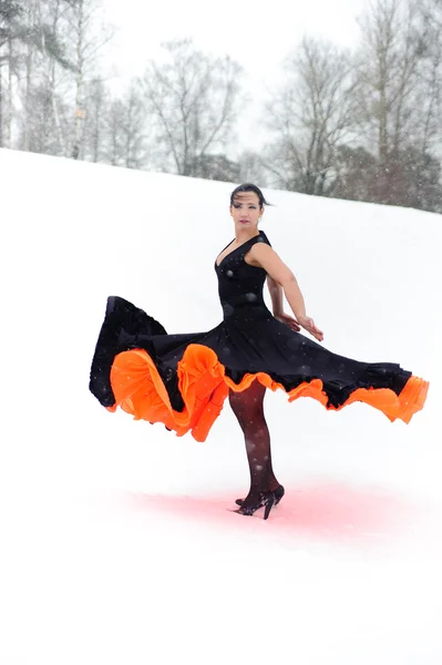 Mulher Atraente Dançando Flamenco Contra Uma Paisagem Coberta Neve — Fotografia de Stock
