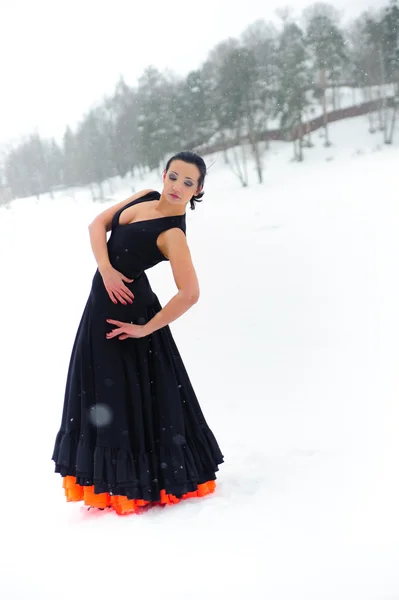 Mulher Atraente Dançando Flamenco Contra Uma Paisagem Coberta Neve — Fotografia de Stock