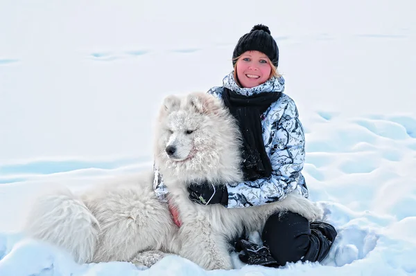 冬のサモエド犬と少女 — ストック写真