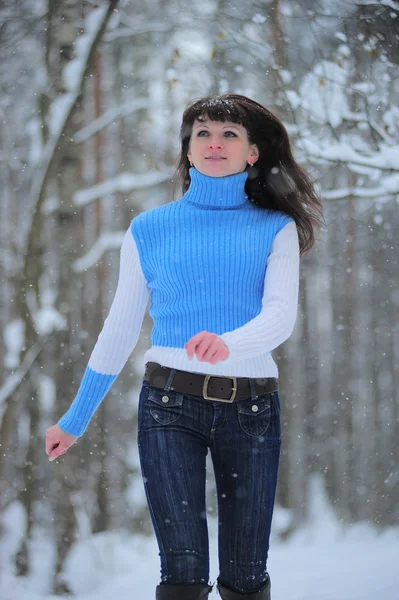 冬の公園で朝のジョギングの若い女性 — ストック写真