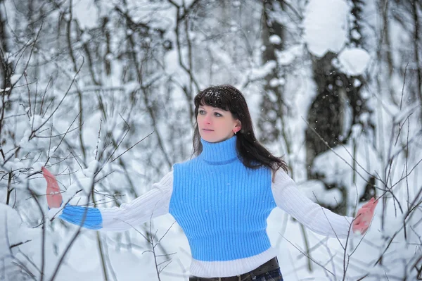 Genç Kadın Sabah Koşuya Kış Park — Stok fotoğraf