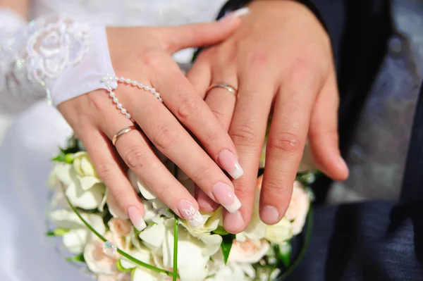 Χέρια Του Ένα Πρόσφατα Παντρεμένος Ζευγάρι Ένα Μπουκέτο Λουλούδια — Φωτογραφία Αρχείου