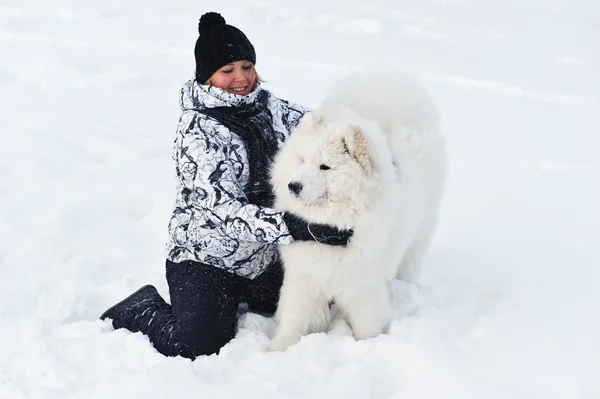 Kobieta z psem biały — Zdjęcie stockowe