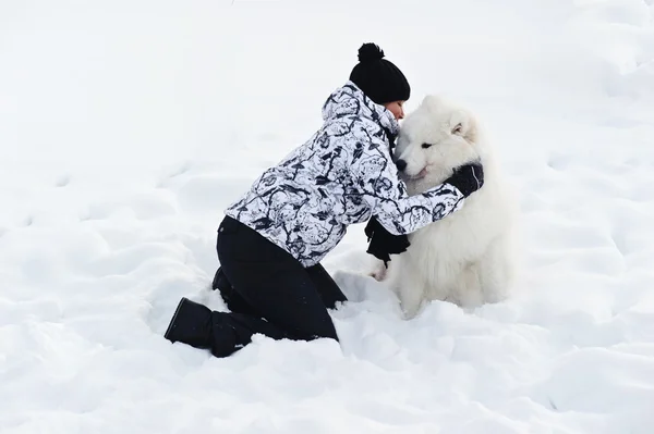 Donna con un cane bianco — Foto Stock