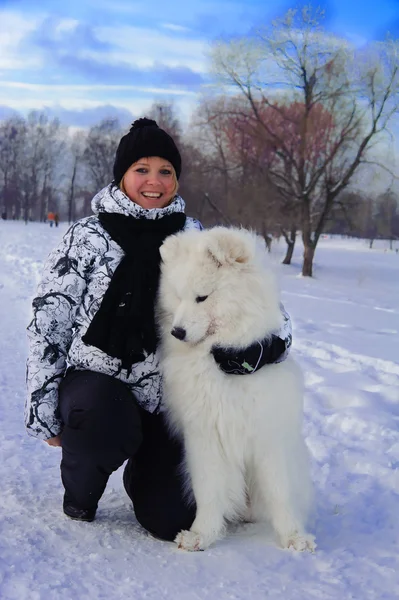 Mulher com um cão branco — Fotografia de Stock