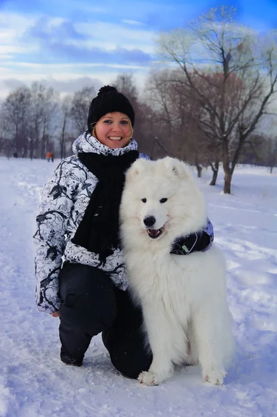 白い犬を持つ女性 — ストック写真