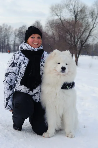 Donna Con Cane Bianco Nella Neve — Foto Stock