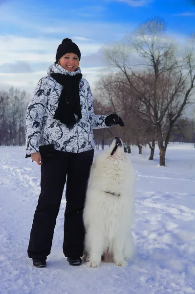 Femme avec un chien blanc — Photo