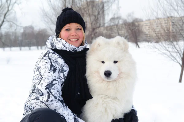 Mulher Com Cão Branco Neve — Fotografia de Stock