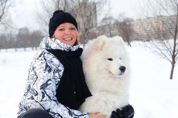 Mujer con un perro blanco — Foto de Stock